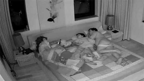 黑客入侵家庭监控!夫妻深夜激情性爱遭偷拍高清实录
