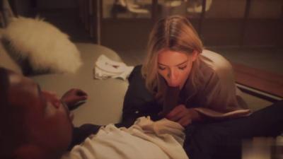 老公在床上熟睡时，饥渴老婆被送货员偷偷内射中出！