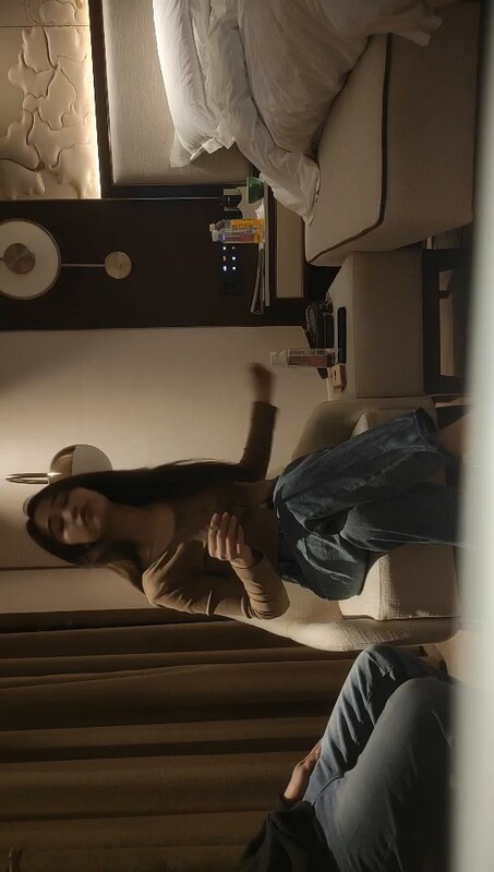 高端大长腿甜妞为奥迪卖骚赚钱！骑乘掰开嫩臀狂操，浪叫震天响！